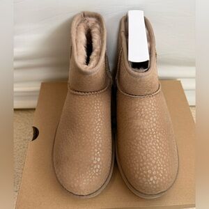 Ugg classic mini sparkle spots • NIB • Women’s 8